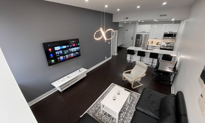 Downtown London Copropriété | Fully Furnished. Central Financial District. Completely Renovated.