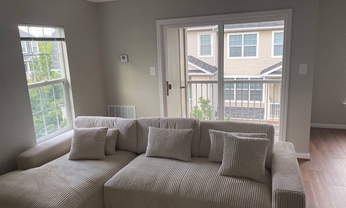 Wheaton Copropriété | Fully furnished room in sun-drenched condo. 7 minute walk to Wheaton metro.