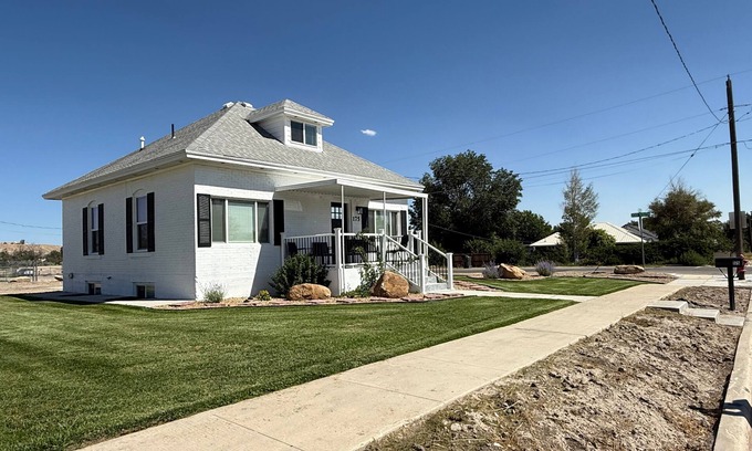 Price Maison | Fully Remodeled Downtown Gem Modern Comfort 3 Bedroom Sleeps 8 Plenty of Parking