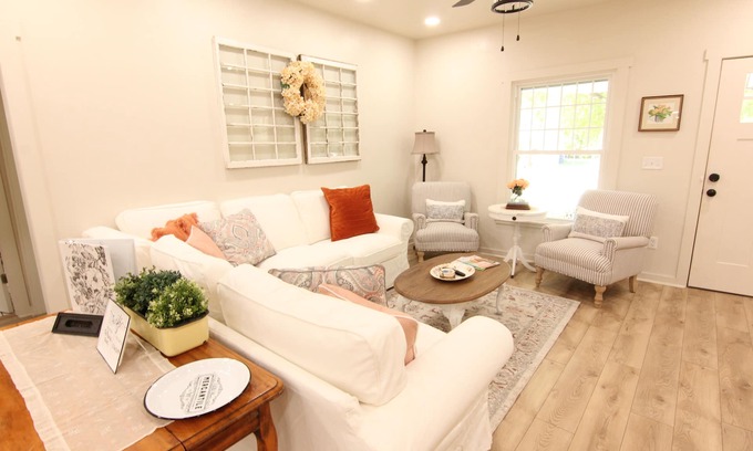Pawhuska Maison | Fully Remodeled! Three minute WALK to the Pioneer Woman Merc!