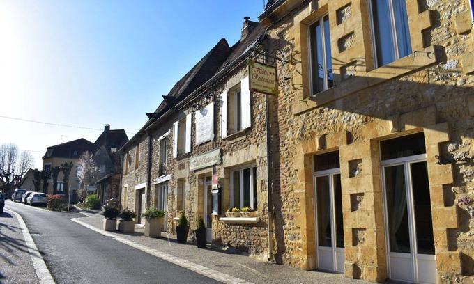 Siorac-en-Perigord Appartement | Appartement de village entièrement rénové. Nouveau pour 2019!
