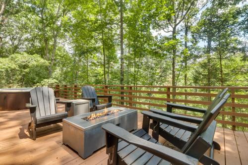 Broadway Maison | Fully Renovated Broadway Cabin with Private Hot Tub!