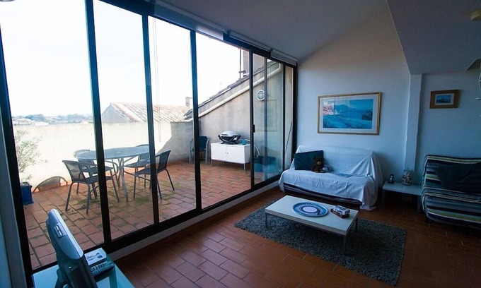 Caux Maison | Chapelle entièrement rénovée avec patio donnant sur les vignes ensoleillées