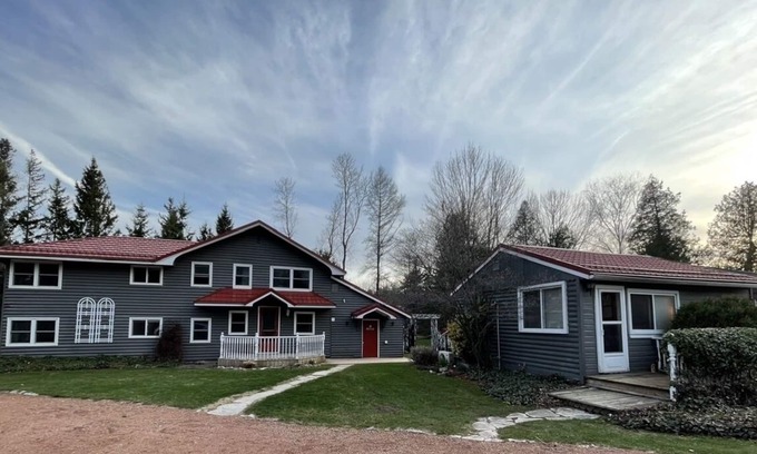Port Elgin Cabine | Fully Renovated Cozy Cottage, 1 minute walk to beach, park, trails, & splash pad