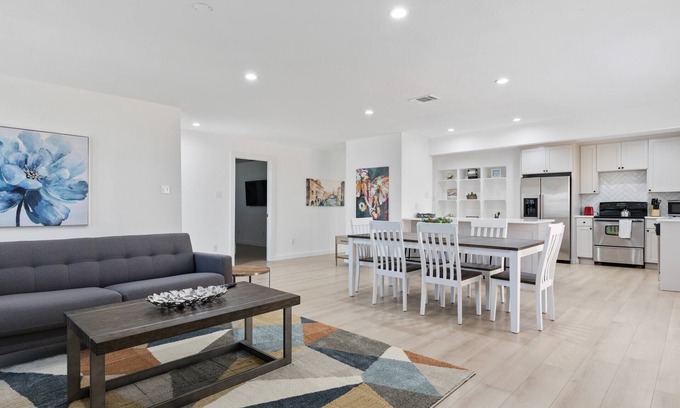 North Central Carrollton Maison | Fully Renovated, Spacious House!