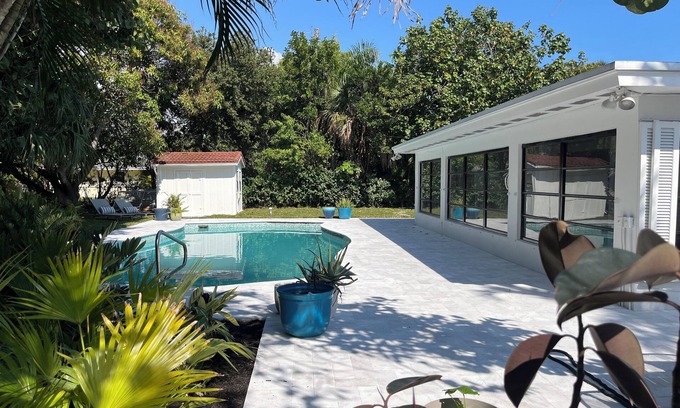 Lake Clarke Shores Maison | Fully renovated gem! Large Pool on a lush double lot