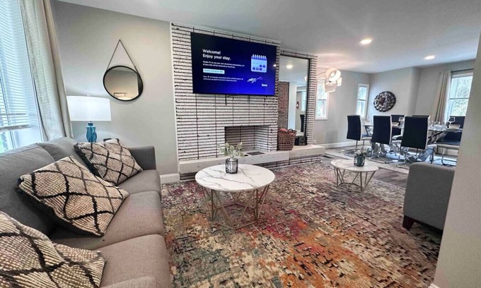 Baldwin Maison | Fun 4 BR 2 bath FULL renovated house w/ driveway