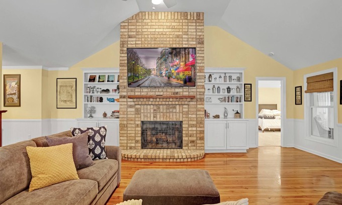 Savannah Maison | Fun Family Friendly, 4bd/3.5ba, Near Tybee & Savannah, Game Room, Sleeps 10