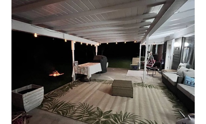 Laguna Park Maison | Fun, Family Friendly Home steps to Lake Whitney