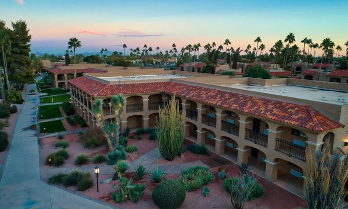 South Scottsdale Station Balnéaire | Fun for the Whole Family! 4 Pet-Friendly Units, 5 Pools, Near Golf, Hiking