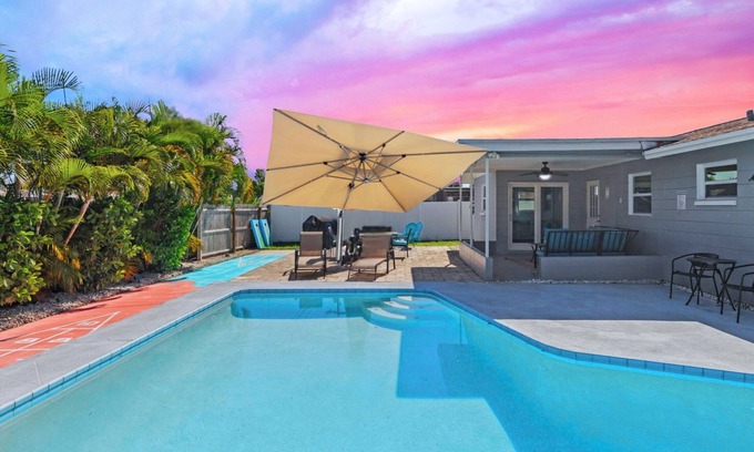 Walsingham Maison | FUN Pool Shuffleboard GameRoom Beach 12min Slps10