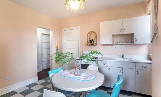 Bellevue Appartement | Fun Retro Apartment on Quiet Dead End Street Near Stage AE & Acrisure Stadium