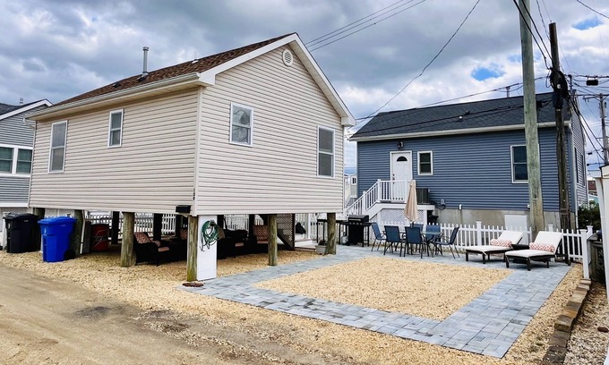 Lavallette Maison | Fun shore bungalow that is walkable to the beach!
