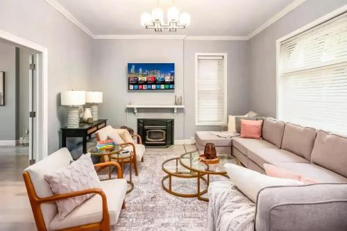 Weinland Park Maison | Fun upscale oasis w hot tub near OSU & Short North