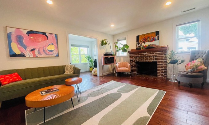 Arlington Maison | Funky and cozy home ! A little bit of everything for everyone.