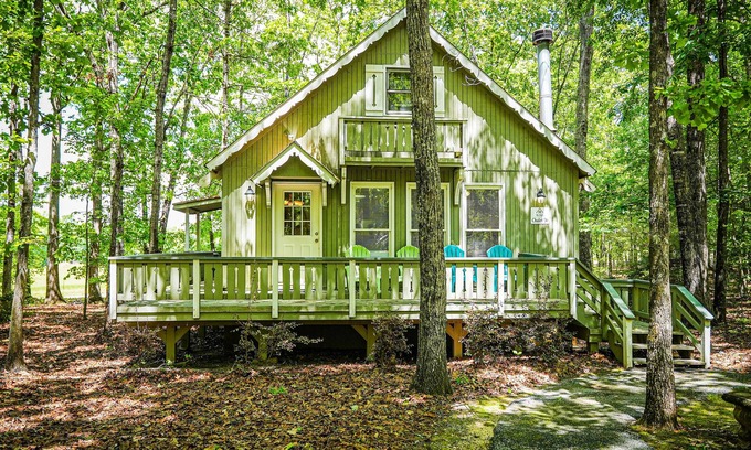 Pine Mountain Chalet De Ski | Fur babies welcome in this wooded view chalet!