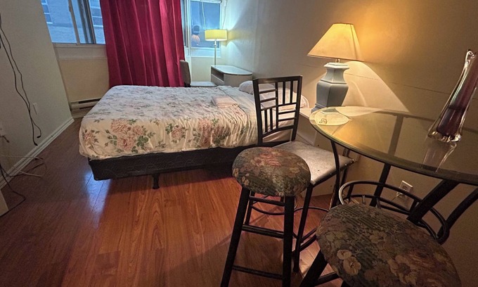 Garden District Appartement | Furnished bachelor studio near Dundas/College Station, Toronto Metropolitan Uni.