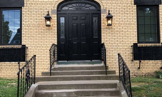 Parkersburg Appartement | Furnished fully renovated Art Deco Apt great for traveling nurses and doctors