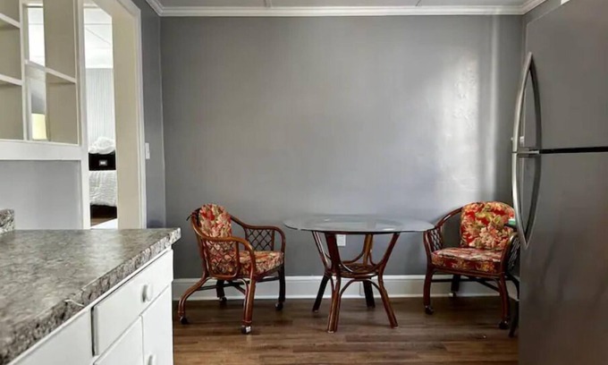 Duckpond Appartement | Furnished Historic Duckpond Apt