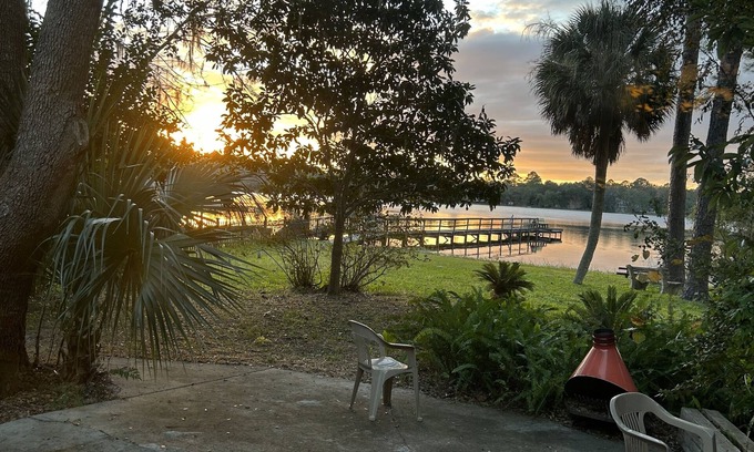 Silver Springs Maison | Furnished, lakefront 2/1 house in Ocala Nat'l Forest