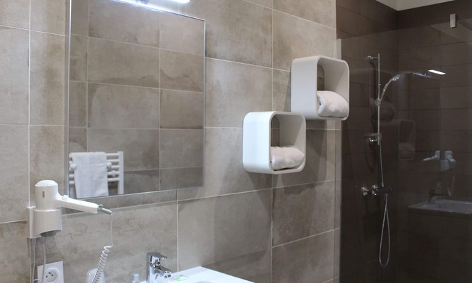 Les Tourrettes Appartement | Studio meublé de tourisme** avec piscine, sortie autoroute Montélimar Nord
