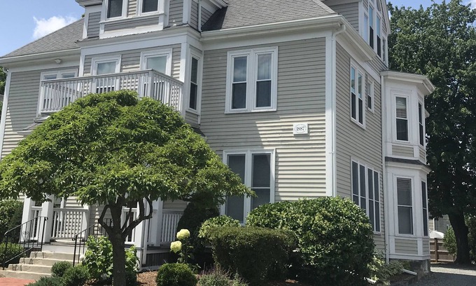 Wellesley Appartement | Furnished Studio + Private Patio + parking in Wellesley Square