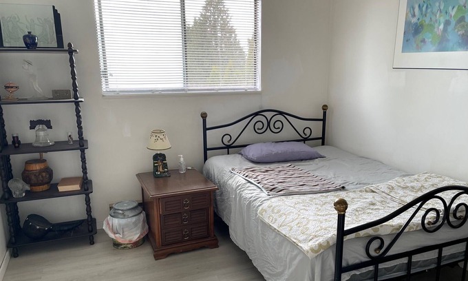 Gibsons Maison | Furnished whole house 5 bedrooms and 2.5 bathrooms for rent
