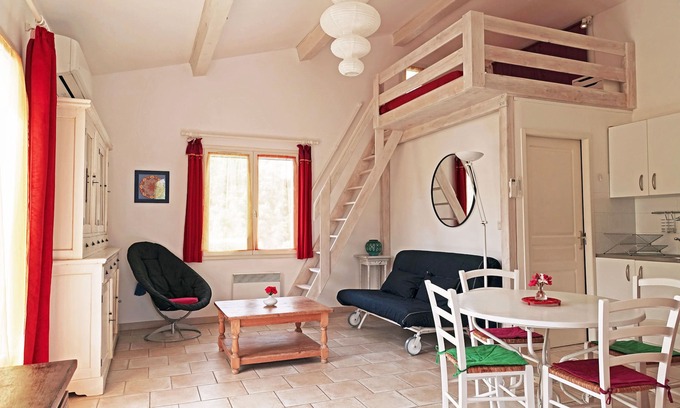 Uzes Appartement | Coup de ♥ ! Uzès à pied. TBeau studio spacieux 32m2 + mezzanine + jardin+parking