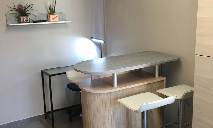 Surgeres Appartement | STUDIO MEUBLE NEUF DANS QUARTIER TRES CALME