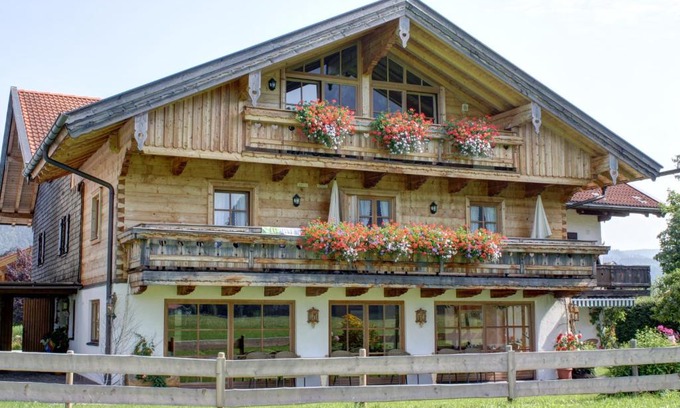 Kreuzfeld Appartement | Gästehaus Hirschbichler - Chiemgau Karte