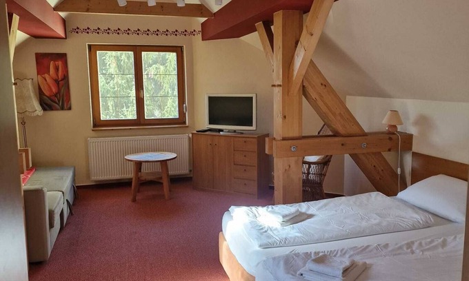 Trebbin Appartement | Gästezimmer mit Bezauberndem Garten und Koi-teich