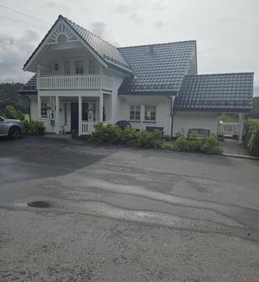 Orskog Appartement | Gårdsidyll i flotte omgivelser