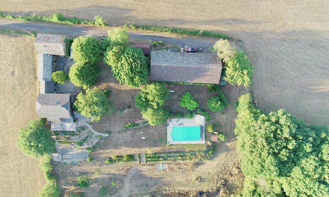 Crespin Maison | Gîte 'à la campagne' met gedeeld zwembad.