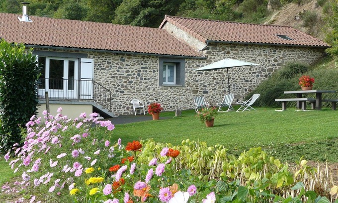 Massiac Autre | Gîte à la ferme les 3 guêpes : La Grange IN THE HEART OF THE CANTAL