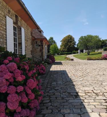 Les Aspres Maison | Gîte à la Moncorgerie