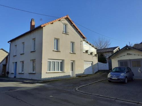 Ferrieres-sur-Sichon Maison | Gîte élégant avec 3 chambres, cour fermée et terrasse, proche des activités de montagne et de Vichy - FR-1-489-497