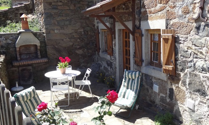 Chazelles Maison | Gîte 4/5 pers à Chazelles surplombant la vallée de la Desges