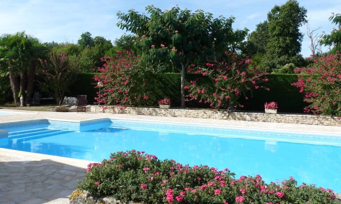 Meursac Maison | Gîte 5 personnes, piscine chauffée, proche Royan
