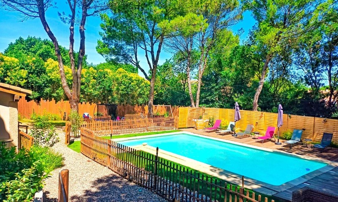 Carcassonne Appartement | gîte 6 pers. bain nordique privé, piscine, à 3 min. cité médiévale.