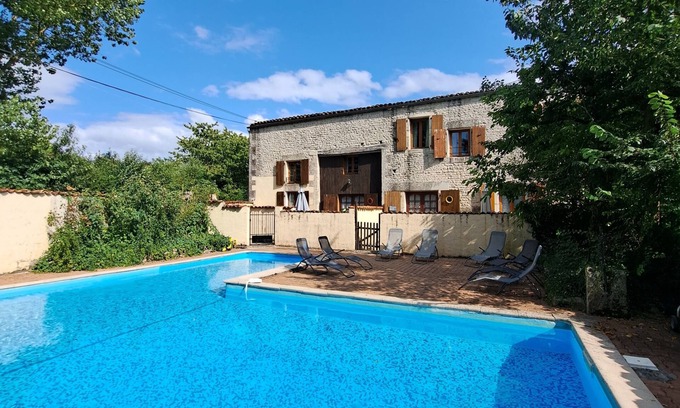 Saint-Pierre-de-Juillers Cottage | Gîte au bord de la piscine, idéal pour les familles avec ados