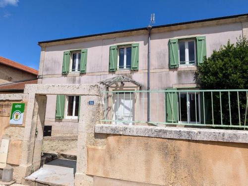 Mecrin Maison | Gîte accueillant 10 pers avec terrasse, proche nature, idéal pour famille et PMR à Mécrin - FR-1-585-12