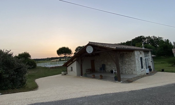 Villeneuve-de-Duras Cottage | Charmante maison en pierre et bois avec une grande piscine privée.