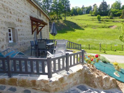 Apinac Maison | Gîte au calme avec terrasse, BBQ, ping-pong, rando/VTT, proche St-Bonnet-le-Château, wifi gratuit - FR-1-496-122