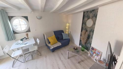 Savigny-en-Veron Maison | Gîte Aux-Enverons