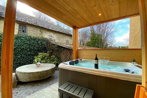 Les Sagnieres Appartement | Gîte avec jacuzzi privatif