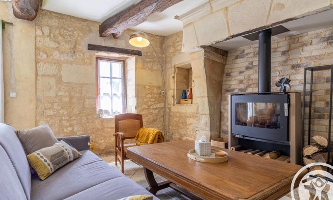 Vaudelnay Maison | Gîte charmant en tuffeau près de Saumur avec terrasse, poêle à bois et grandes commodités - FR-1-622-64