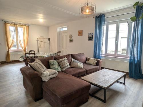 Chenevieres Maison | Gîte Chenevières - Village paisible avec parking privé - FR-1-584-384
