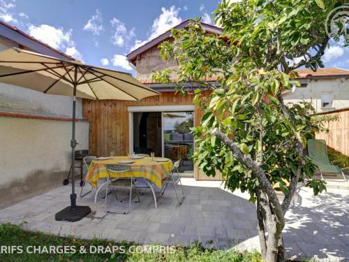 Balbigny Maison | Gîte confort à Balbigny : 2 chambres, terrasse, jeux, équipements modernes, charges incluses - FR-1-496-282