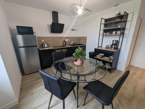 Langres Appartement | Gîte dans ancien presbytère avec parc à Langres - FR-1-611-74