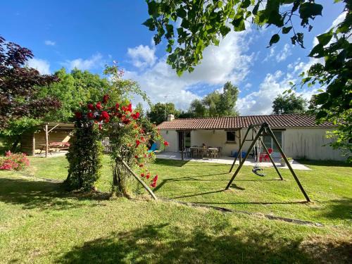 Frossay Maison | Gîte de campagne avec jardin clos, 3 chambres, terrasse, basse-cour, et terrain de pétanque - FR-1-306-918